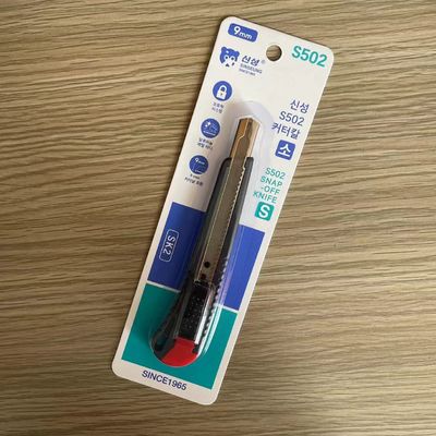 comprar Cuchillo de utilidad negro y rojo con hoja de acero SK2 de 86 mm retráctil Fabricación en línea