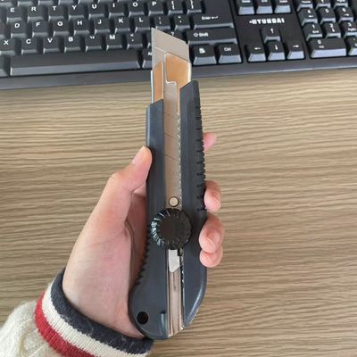 comprar Cuchillo de utilidad de mano de plástico negro de 25 mm con bloqueo rotativo para láminas finas Fabricación en línea