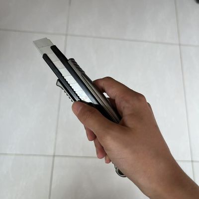 comprar Manija Negra Cola Roja 18 mm Cuchillos de utilidad de aluminio SK2 Cuchilla para versátil Fabricación en línea