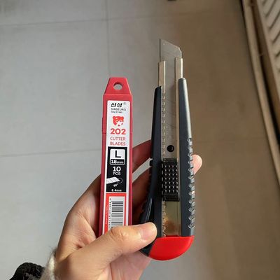 Corte de precisión con cortadores de cuchillas de 18 mm en plata y de 0,5 mm de espesor
