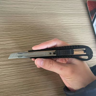 Cuchillos de 9 mm con mango de plástico y 1 hoja incluida