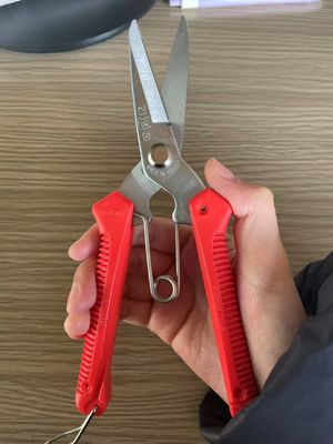 Tijeras de alta resistencia con mango ergonómico para trabajos de construcción exigentes