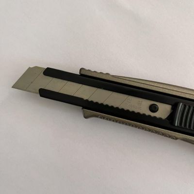 Cuchillo de 18 mm con hoja SK2 de aluminio