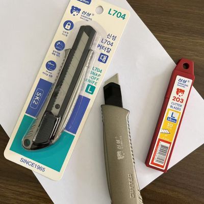 Cuchillas utilitarias de 18 mm con agarre antideslizante y protector de cuchilla para un manejo seguro. 1 cuchillo utilitario incluido