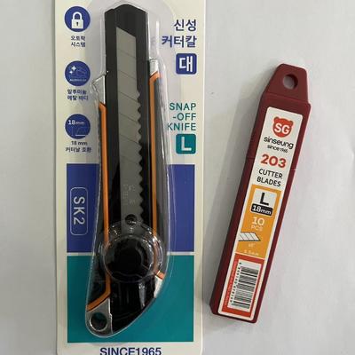 Cúter retráctil ergonómico de 18 mm con mango negro y naranja