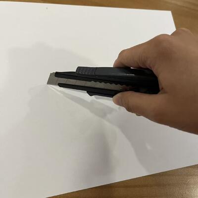 Cuchillo multifuncional de ancho de hoja de 18 mm con mecanismo de botón de cambio rápido que proporciona cambios de hoja y rendimiento de corte